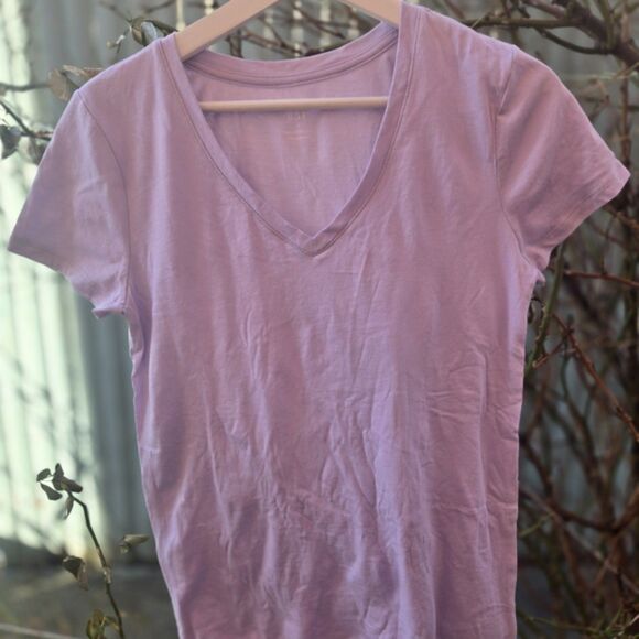 GAP Favorite Tee Lavender V-Neck Short Sleeve T-Shirt NWT Size S - Picture 2 of 5